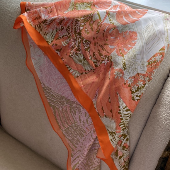 Nine silk scarves. Some never worn and some lightly loved. - Picture 3 of 16